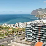 Oceanview Penthouse In דירה