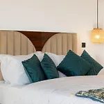 Oceanview Penthouse In דירה *