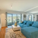 Oceanview Penthouse In דירה